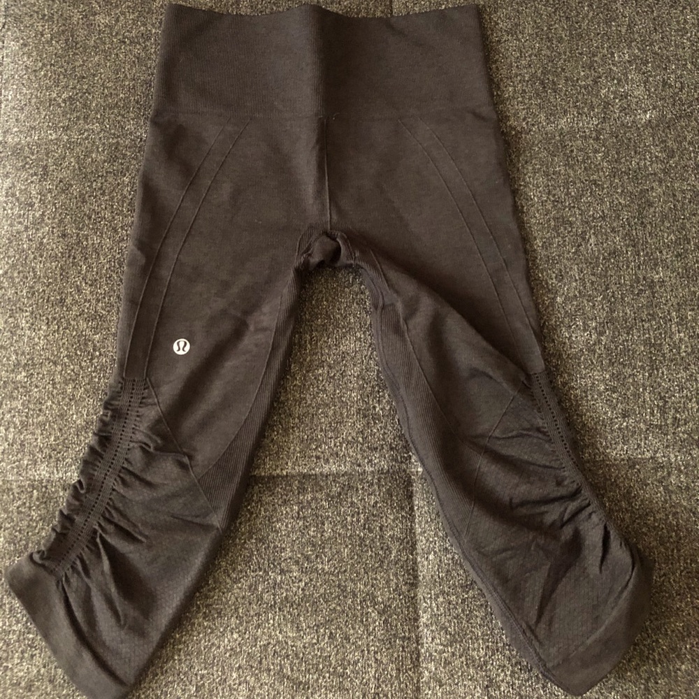 Lulu Lemon Epp & Flow Crop Black